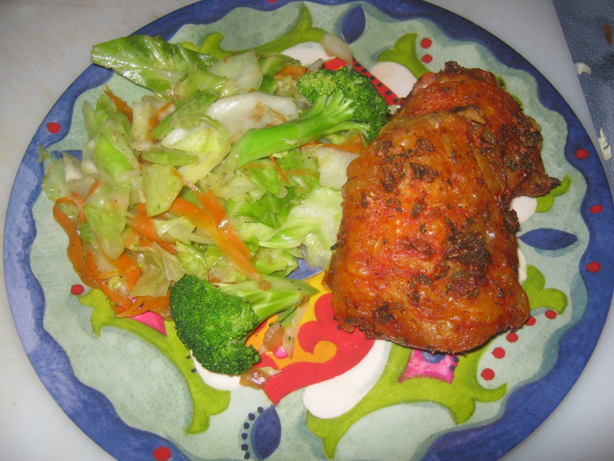 Green cabbage, broccoli and carrots with Cuban crispy chicken