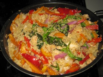 Quinoa recipe with basil chicken and bell peppers