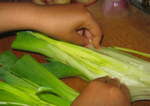 Cutting and opening leeks
